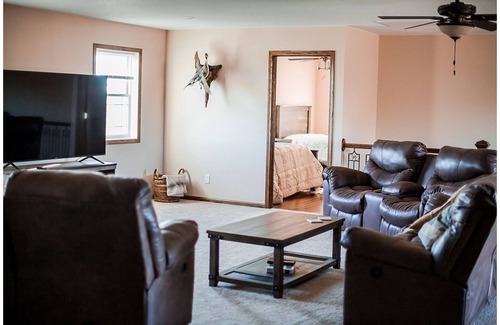 Great Bend House | Ideal Kansas Hunting Lodge for Larger Group Getaways
