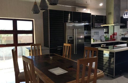 Palapye Bed & Breakfast | Discover Kanyi Guest House: Pool, Restaurant & Family-Friendly