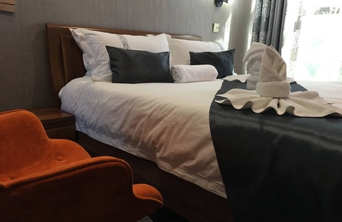 Palapye Bed & Breakfast | Discover Kanyi Guest House: Pool, Restaurant & Family-Friendly