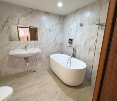 Zuoying District House | Cozy Stay at Kaohsiung Raifong Corner Homestay with Hot Tub