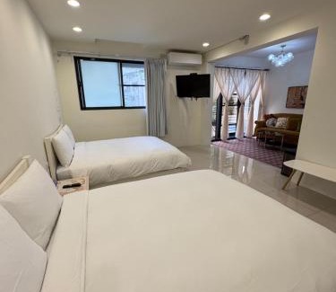 Zuoying District House | Cozy Stay at Kaohsiung Raifong Corner Homestay with Hot Tub