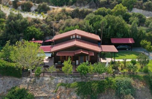 Vasa Koilaniou Ski Chalet | Family-Friendly Kapilio Cottage House with Top Guest Ratings