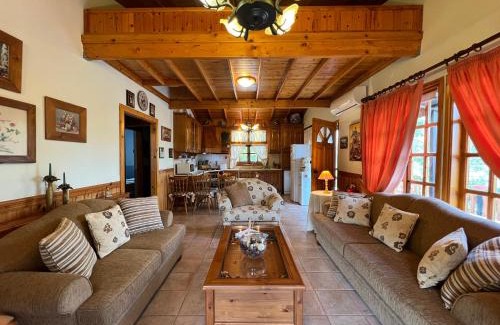 Vasa Koilaniou Ski Chalet | Family-Friendly Kapilio Cottage House with Top Guest Ratings
