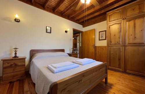 Vasa Koilaniou Ski Chalet | Family-Friendly Kapilio Cottage House with Top Guest Ratings