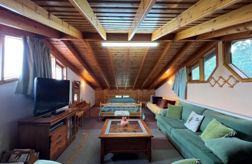 Vasa Koilaniou Ski Chalet | Family-Friendly Kapilio Cottage House with Top Guest Ratings