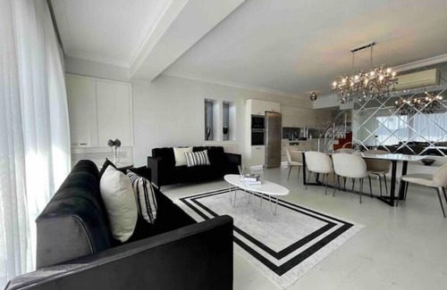 Sisli Apartment | Kaplan Flat: Family-Friendly Stay with Spa & Hot Tub