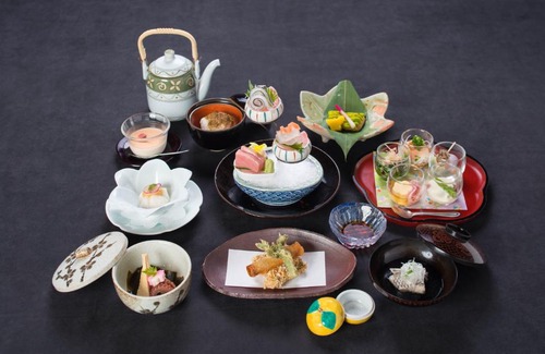 Kasama Hotel | Relax at Kappo Ryokan Shiroyama with Hot Tub Amenities