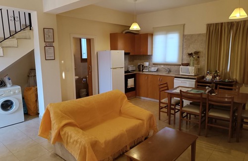 Pissouri Villa | Experience Kapsalia Villas: Scenic Views Near Village Square