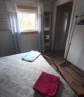 Laulasmaa Apartment | Tranquil Kapteni Suvekodu with Oceanfront Pool Access