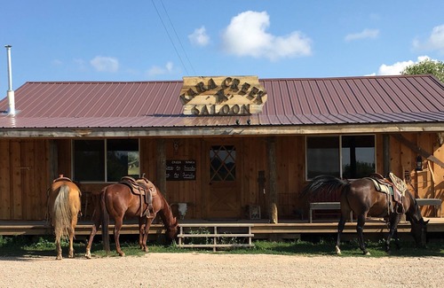Sundance Cabin | Cozy Kara Creek Ranch: 2 Bedroom Cabin with Kitchenette