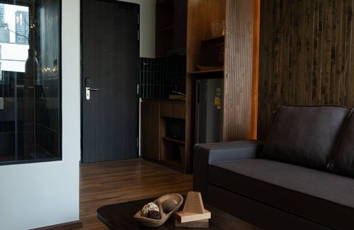 Khlong Tan Bed & Breakfast | Elegant Karaarom Hotel: Top-Rated Stay with Pool & Dining