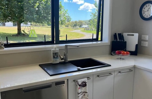 Karaka Cottage | Discover Karaka Cottage: Private Farm Stay in Auckland