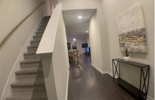 Manor House | Modern Karaoke Zen House with Pool Near Tech Giants