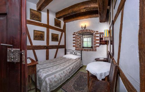 Fabryczna Bed & Breakfast | Guest Rated: Karczma Rzym DWÓR with Hot Tub & Breakfast