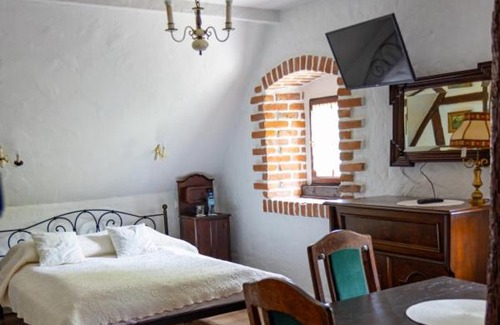 Fabryczna Bed & Breakfast | Guest Rated: Karczma Rzym DWÓR with Hot Tub & Breakfast