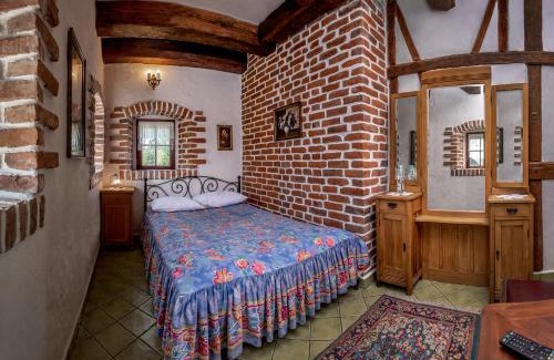 Fabryczna Bed & Breakfast | Guest Rated: Karczma Rzym DWÓR with Hot Tub & Breakfast