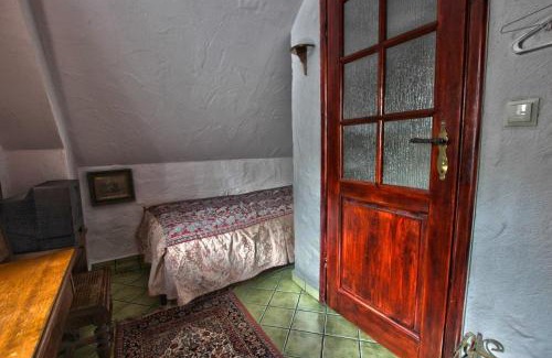 Fabryczna Bed & Breakfast | Guest Rated: Karczma Rzym DWÓR with Hot Tub & Breakfast