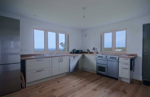 Crantock Cottage | Family-Friendly KAREENA Cottage with Ocean Views in Crantock