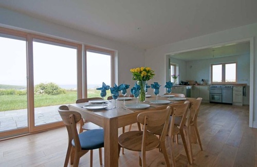 Crantock Cottage | Family-Friendly KAREENA Cottage with Ocean Views in Crantock
