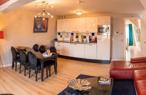 Canal Ring Apartment | Karel Appel Apartment: Top-Rated Stay with Spa & Kitchen