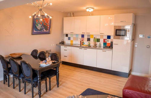 Canal Ring Apartment | Karel Appel Apartment: Top-Rated Stay with Spa & Kitchen
