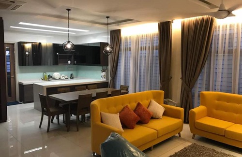 Batu Ferringhi House | Family-Friendly Retreat: Karen's Home in Penang Island