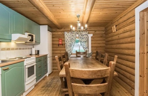 Hameenlinna House | Experience Karhunluola with Lake View & Spa Amenities