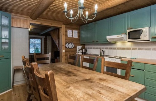 Hameenlinna House | Experience Karhunluola with Lake View & Spa Amenities