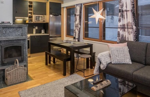 Rukatunturi House | Discover Karhunvartijan linna c24: Lake View & Spa Retreat