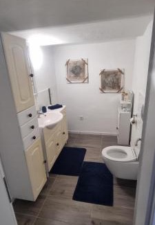 Longkamp Apartment | Cozy Karima Ferienhaus with Hot Tub & Fireplace Awaits