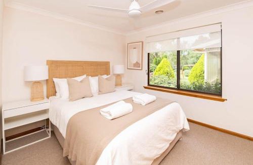 Calare House | Karimi House - Sleeps 10 with EV Charging, Rated 9/10