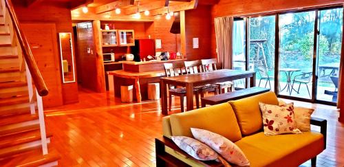 Nakama House | Stylish Karin Design Cottage: Family-Friendly Retreat