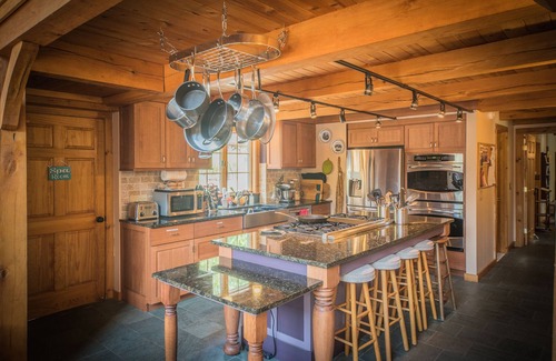 North Pownal House | Unforgettable Guest House with Hot Tub, Sauna & Pool