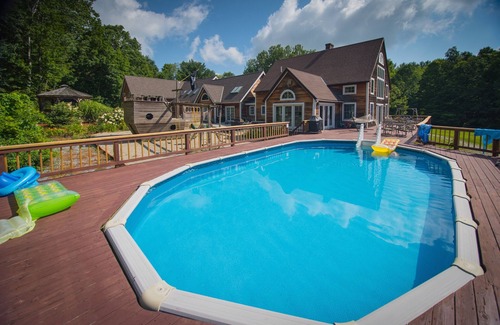 North Pownal House | Unforgettable Guest House with Hot Tub, Sauna & Pool
