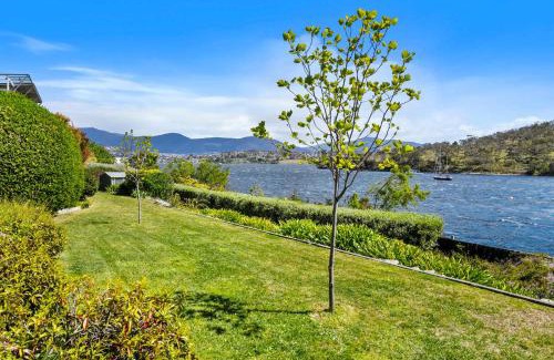 Geilston Bay Apartment | Karinya apartment waterfront views - 2 Bed 2 Bath