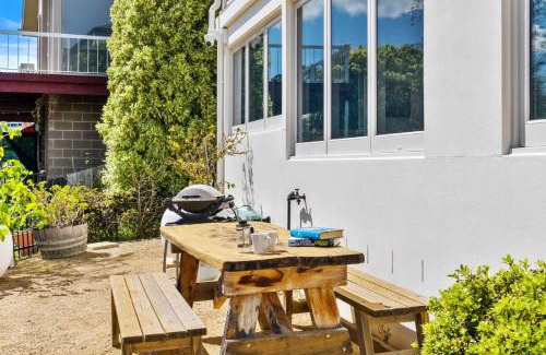 Geilston Bay Apartment | Karinya apartment waterfront views - 2 Bed 2 Bath