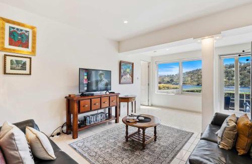 Geilston Bay Apartment | Karinya apartment waterfront views - 2 Bed 2 Bath