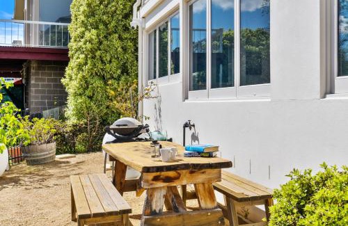 Geilston Bay Apartment | Discover Karinya: Highly Rated Hotel with Kitchen Access