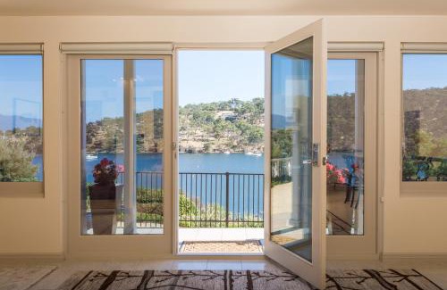 Geilston Bay Apartment | Discover Karinya: Highly Rated Hotel with Kitchen Access