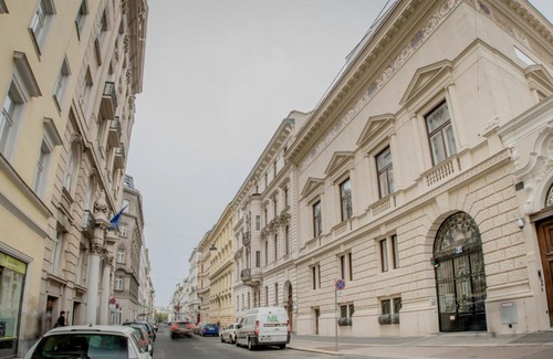 Wieden Apartment | Experience Karl Suites Palais Wessely with Hot Tub & 10/10 Rating