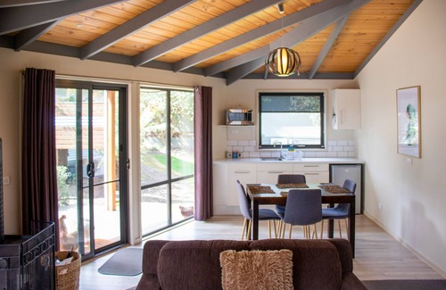 Kinglake House | Elegant Karma Kinglake: Family-Friendly with Breakfast Included