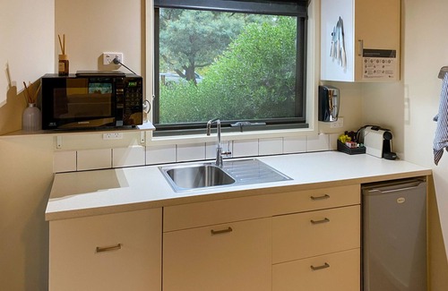 Kinglake House | Elegant Karma Kinglake: Family-Friendly with Breakfast Included