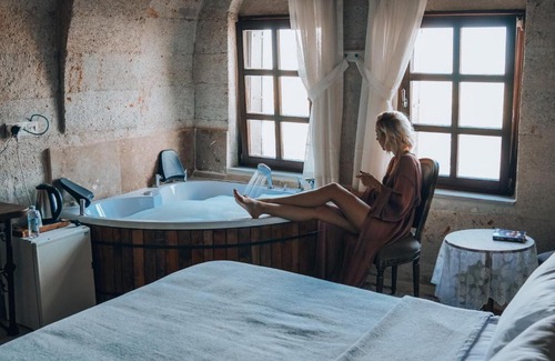 Uchisar Bed & Breakfast | Experience Karma Suites Cappadocia: Family-Friendly Comfort