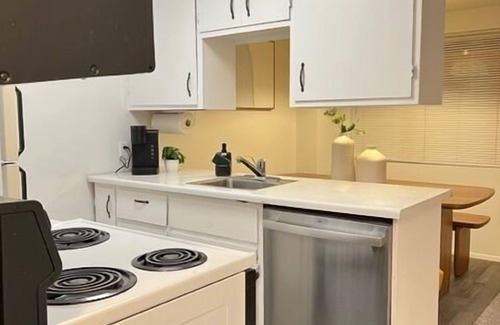 SeaTac Cottage | Discover Karmen's Cottage with Lake Views and Pet-Friendly Comfort