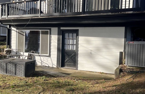 SeaTac Cottage | Discover Karmen's Cottage with Lake Views and Pet-Friendly Comfort