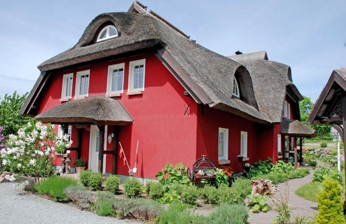 Alt Reddevitz House | Karolas Landhus: Child-Friendly Retreat by the Thatched Roof