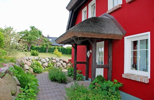 Alt Reddevitz House | Karolas Landhus: Child-Friendly Retreat by the Thatched Roof