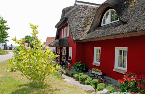 Alt Reddevitz House | Karolas Landhus: Child-Friendly Retreat by the Thatched Roof
