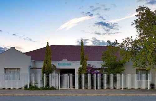 De Aar House | Karoo Country Guesthouse: Family-Friendly Stay with Dining