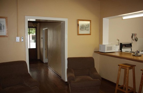 Graaff-Reinet House | Discover Karoopark Guest House with Pool & Family Amenities
